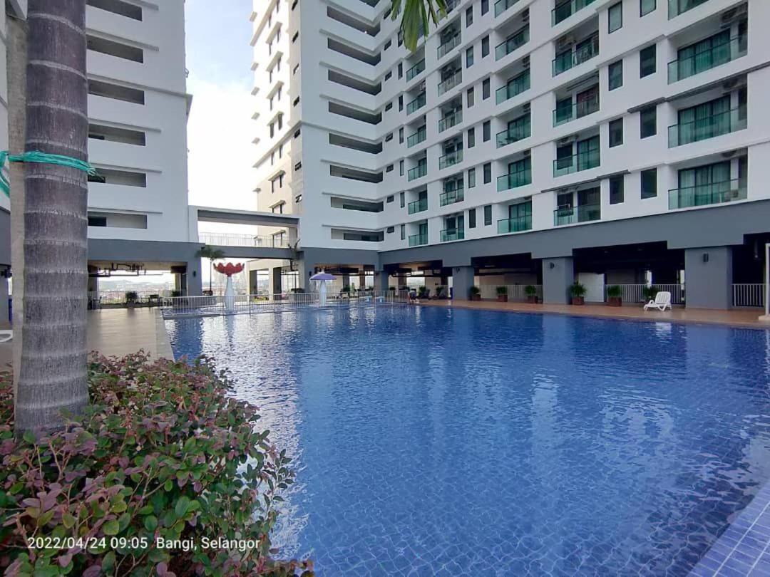 Hidayah Homestay Near Ukm And Ktm Station With High Speed Wifi - Pool & River View Бангі Екстер'єр фото